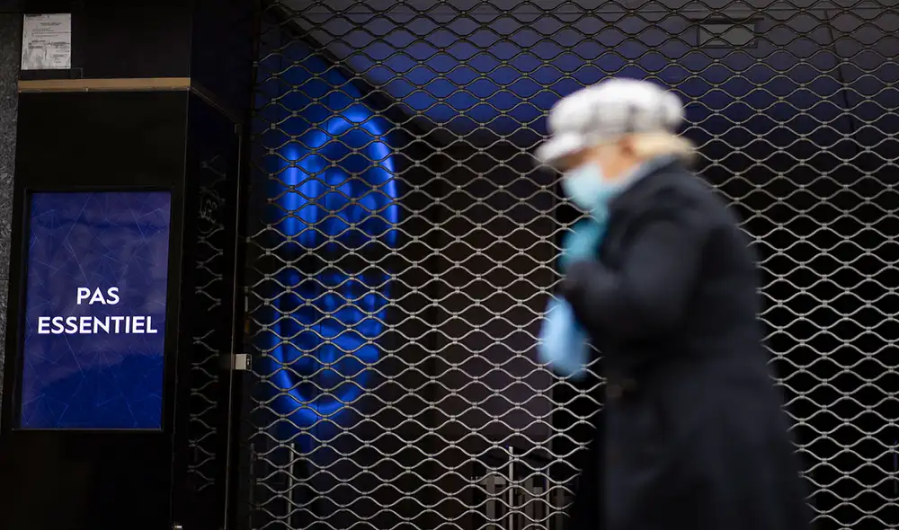 En Francia no descartan que sea necesario un confinamiento ante la alta incidencia de la COVID-19. Foto: EFE
