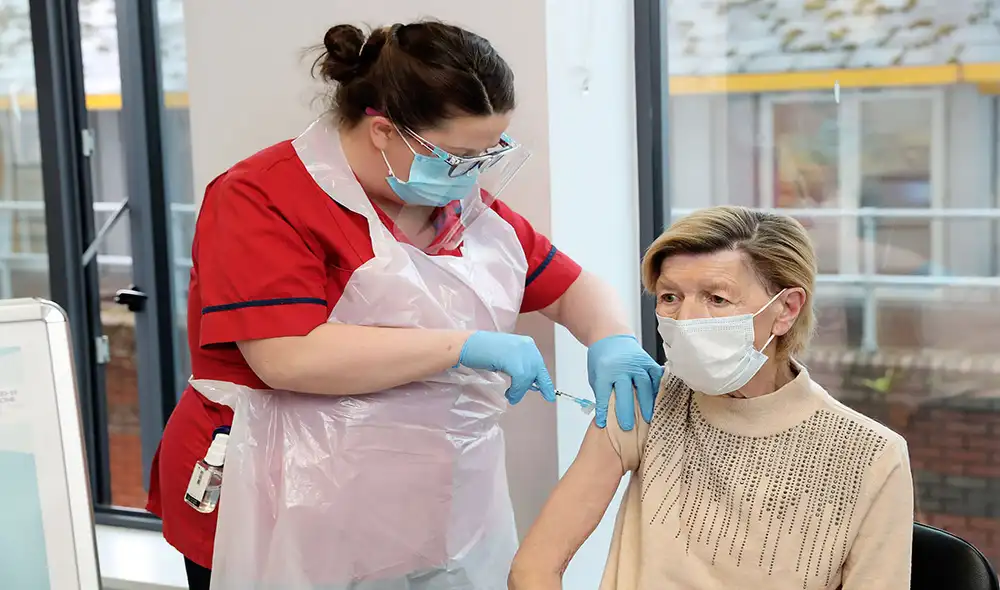 Más de 40 millones de personas han sido vacunadas contra la COVID-19 en el planeta. Hasta ahora los gobiernos no han establecido ningún parámetro sobre repetir dosis en el mismo brazo. Foto: AFP