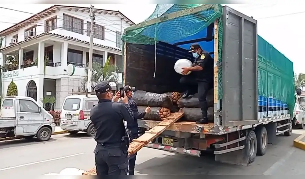 Camión fue intervenido en la madruga por la PNP. Foto: captura de video Camión fue intervenido en la madruga por la PNP. Foto: captura de video