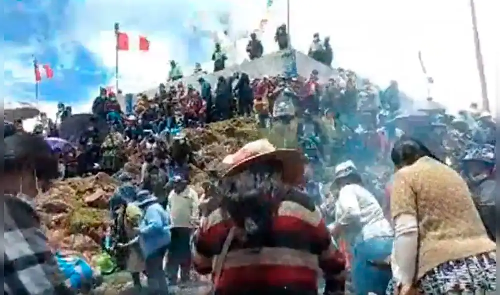 Pese a la presencia policial, no se reguló cumplimiento de medidas sanitarias. Captura video Radio Onda Azul.