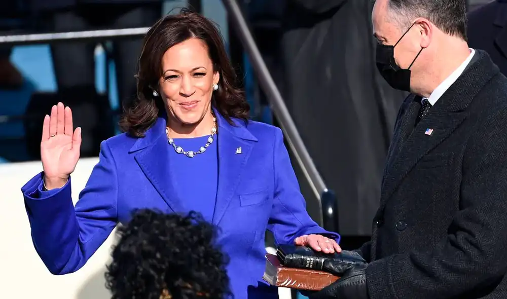 “Juro solemnemente que apoyaré y defenderé la Constitución de Estados Unidos contra todos los enemigos, extranjeros y domésticos; que mantendré una fe real en esto mismo”, dijo Harris. “Juro solemnemente que apoyaré y defenderé la Constitución de Estados Unidos contra todos los enemigos, extranjeros y domésticos; que mantendré una fe real en esto mismo”, dijo Harris.