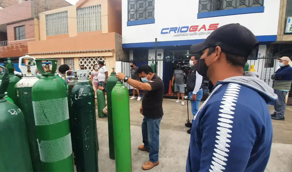 Familias buscan cargar sus balones de oxígeno. Foto: Vanessa Trebejo-URPI / GLR Familias buscan cargar sus balones de oxígeno. Foto: Vanessa Trebejo-URPI / GLR