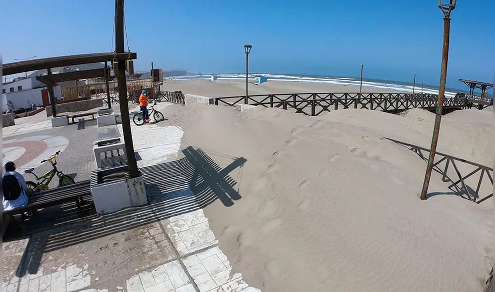 Actualmente, la arena llega a cubrir gran parte del malecón de Puerto Eten. Foto: GORE Lambayeque.