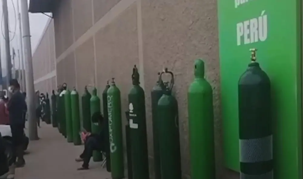 Las colas en Villa El Salvador se extienden por varios metros. Foto: captura de video