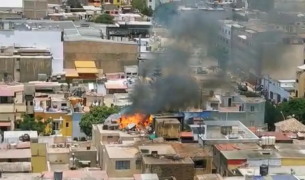 Fuerte incendio vienen siendo atendido por los bomberos en Lince. Foto: La República