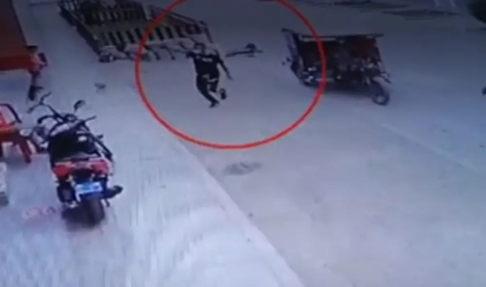 Criminales fueron reducidos por agentes de la comisaría de Santa Elizabeth. Foto: captura de América