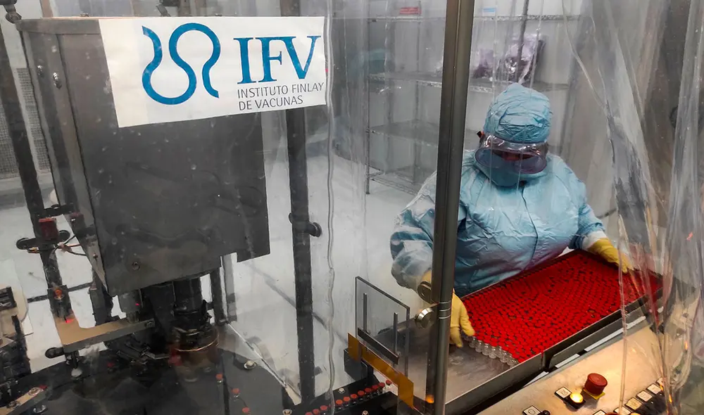 La experta Mayelin Mejías el miércoles en la Planta de Procesamiento de Envases y Asépticos de Vacunas del Instituto Finlay en La Habana, donde desarrollan la posible vacuna contra el coronavirus. Foto: EFE La experta Mayelin Mejías el miércoles en la Planta de Procesamiento de Envases y Asépticos de Vacunas del Instituto Finlay en La Habana, donde desarrollan la posible vacuna contra el coronavirus. Foto: EFE