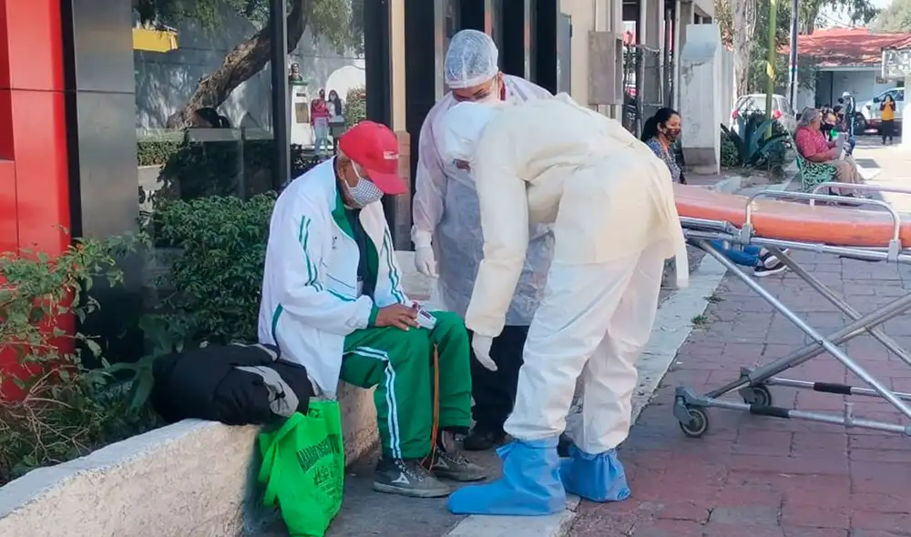 El adulto mayor fue encontrado sentado en una jardinería en la colonia San Cristobal Centro, una localidad del municipio Ecatepec de Morelos. Foto: Twitter El adulto mayor fue encontrado sentado en una jardinería en la colonia San Cristobal Centro, una localidad del municipio Ecatepec de Morelos. Foto: Twitter