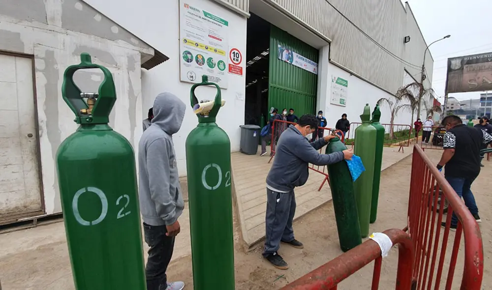 Familias acuden a local para llenar balones de oxígeno de manera gratuita. Foto: Vanessa Trebejo, URPI GLR Familias acuden a local para llenar balones de oxígeno de manera gratuita. Foto: Vanessa Trebejo, URPI GLR