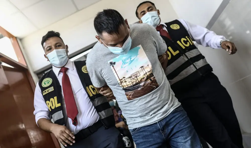 'Loco Aroni' siendo trasladado por la PNP tras ser capturado. Foto: Aldair Mejia - La República