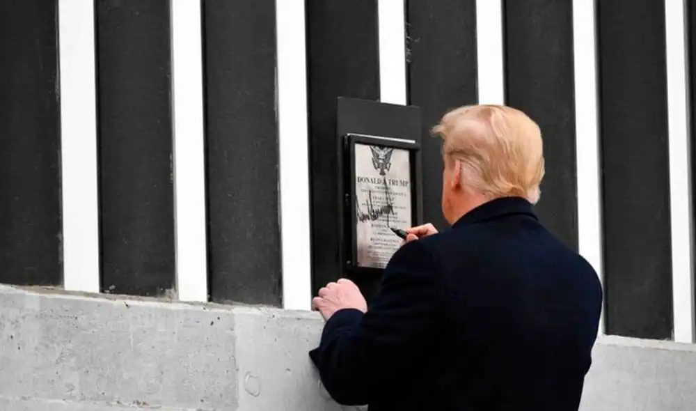 Donald Trump visitó el muro y firmó una placa durante sus últimos actos como presidente de EE. UU. Foto: AFP Donald Trump visitó el muro y firmó una placa durante sus últimos actos como presidente de EE. UU. Foto: AFP