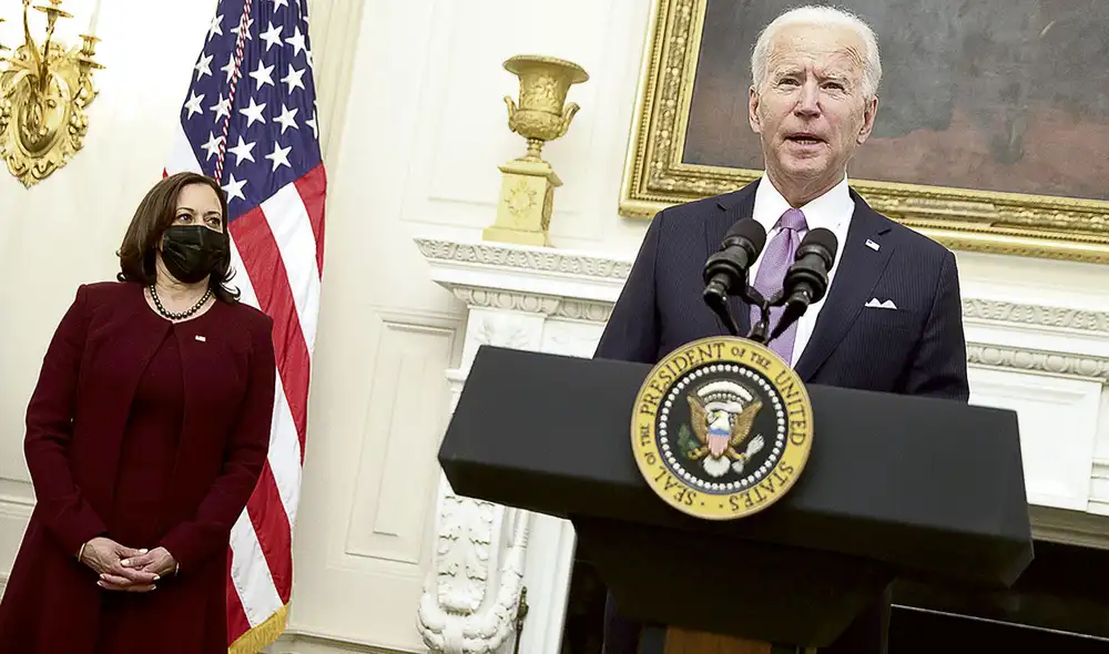 Inicia. Mandatario firma las primeras resoluciones. Foto: AFP