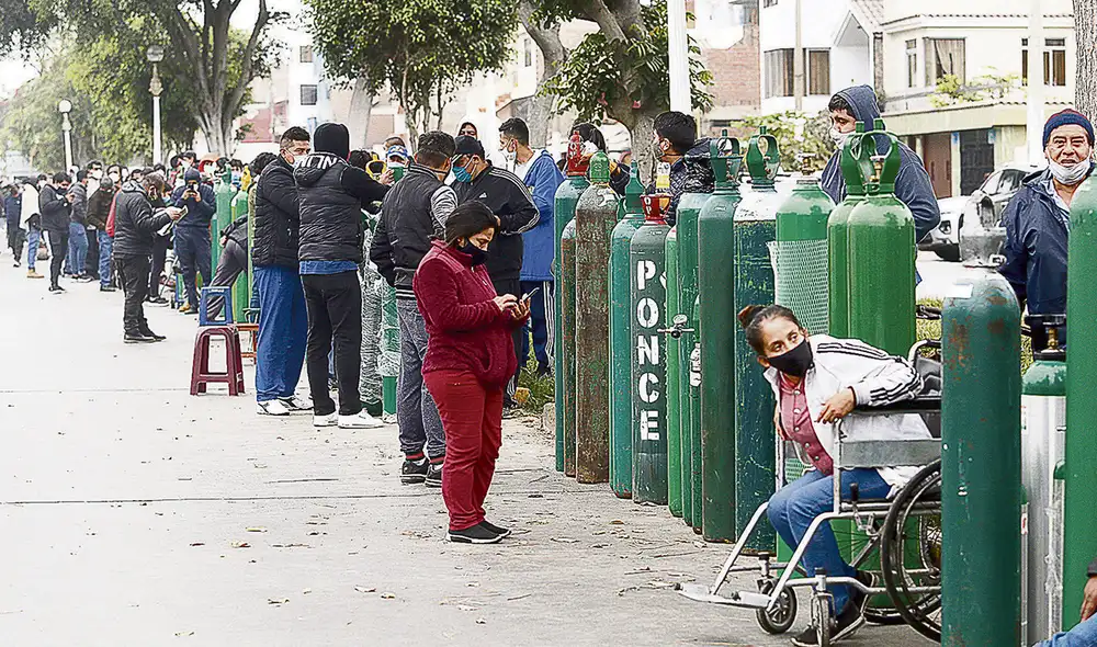 Con fe. Nuevamente hay colas de personas que recorren Lima buscando oxígeno medicinal para sus familiares que enfrentan el Covid-19 en sus casas. Foto: Flavio Matos/La República Con fe. Nuevamente hay colas de personas que recorren Lima buscando oxígeno medicinal para sus familiares que enfrentan el Covid-19 en sus casas. Foto: Flavio Matos/La República