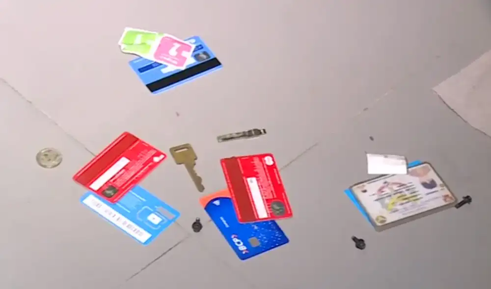 Antes de abandonar el lugar, los ladrones dejaron tarjetas de crédito y débito en la entrada de la vivienda. Foto: captura América Noticias Antes de abandonar el lugar, los ladrones dejaron tarjetas de crédito y débito en la entrada de la vivienda. Foto: captura América Noticias