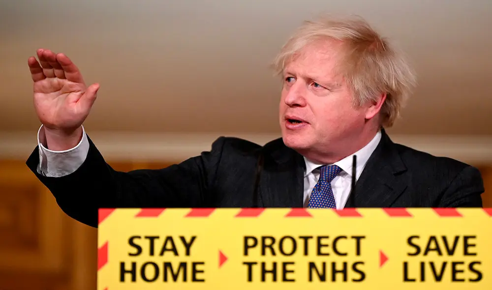 Boris Johnson durante una conferencia de prensa este viernes en la cual habló sobre la nueva variante del coronavirus. Foto: AFP Boris Johnson durante una conferencia de prensa este viernes en la cual habló sobre la nueva variante del coronavirus. Foto: AFP