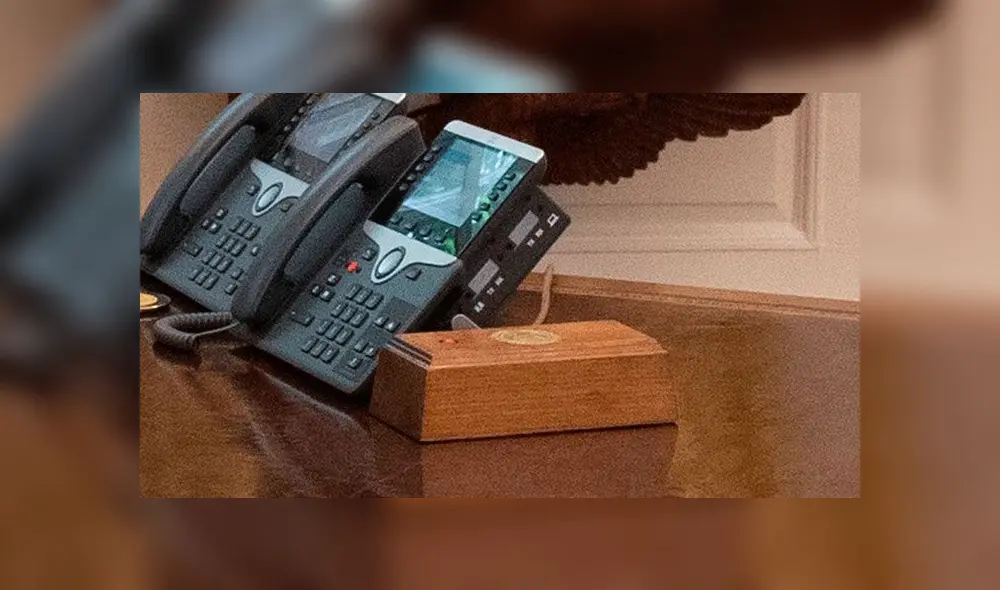 El famoso botón rojo de Donald Trump se situaba al lado de los teléfonos de la Oficina Oval. Foto: EFE