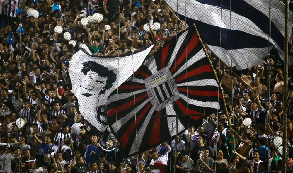 Comando Sur alentando a su equipo en un partido. Foto: Líbero