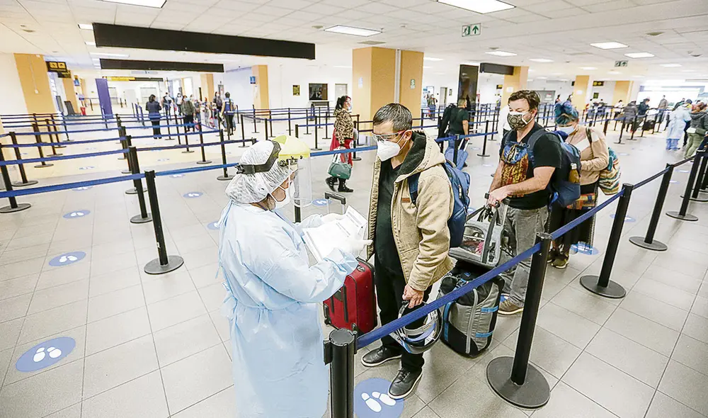 Aeropuerto. Expertos recomiendan reforzar la vigilancia genómica del coronavirus para tomar medidas ante nuevos casos. Foto: difusión
