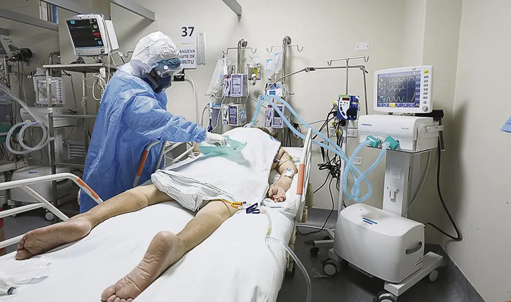Una persona que requiere UCI esperaba en setiembre, a lo mucho, 36 horas en el Almenara. Hoy debe aguardar que alguien salga de alta o perezca. Su vida pende de un hilo. Foto: Karla Cruz/URPI Grupo La República