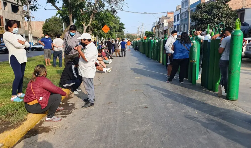 Ciudadanos llevan realizando colas desde horas de la madrugada para llenar sus balones de oxígeno. Foto: Johann Klug / URPI-GLR