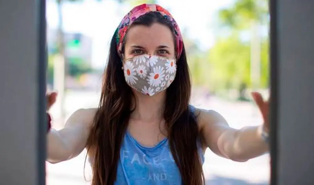 Según la OMS, las mascarillas de tela deben contar con tres capas: una primera que absorba, otra que actúe a modo de filtro y, por último, absorbente, como podría ser el poliéster. Foto: EFE