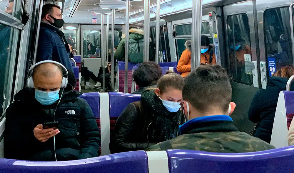 Ahora hay una discordancia entre lo que ordena el Gobierno francés y lo que sugiere la Academia de Medicina ante el coronavirus y sus variantes. Foto: AFP