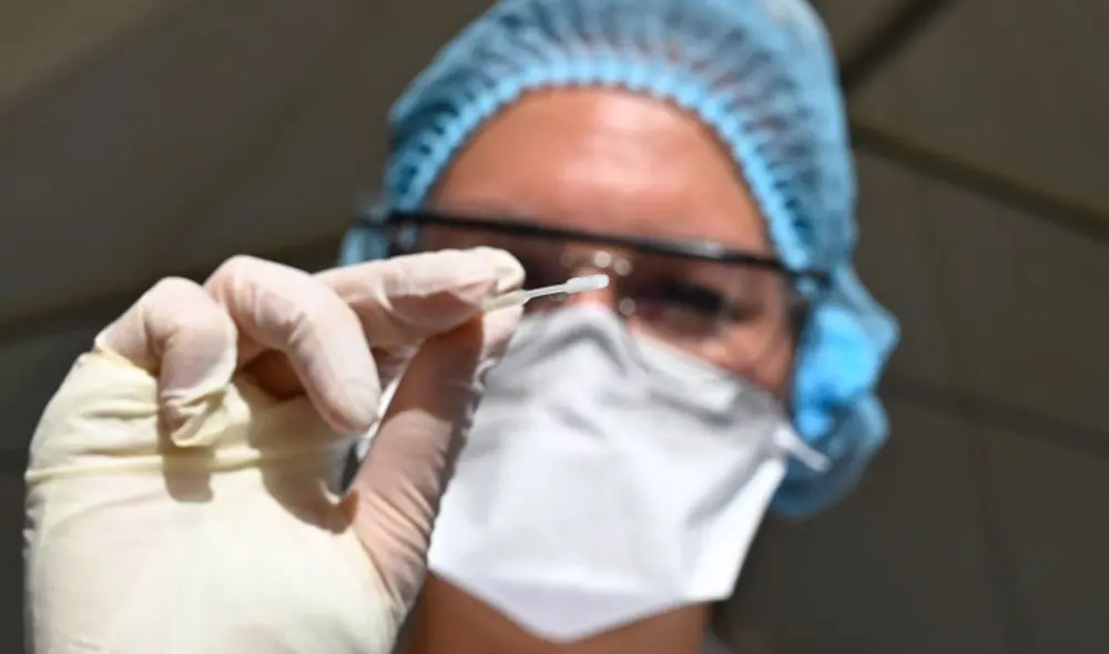 Funcionario de salud en Francia con una muestra nasal para descartar COVID-19. Foto: AFP