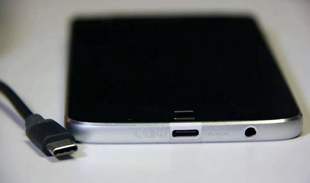 La suciedad puede provocar fallas a la hora de cargar tu equipo. Foto: Paréntesis