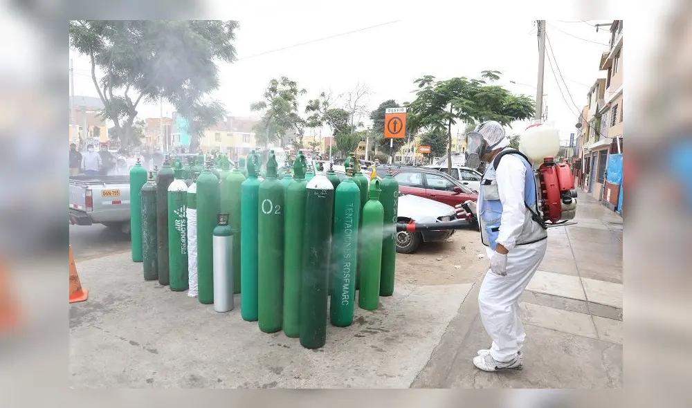 Seguridad Ciudadana colocó un cerco para evitar el desorden en las largas colas que se forman en local. Foto: Municipalidad Regional del Callao