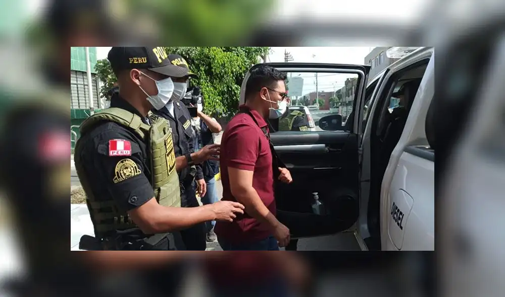 Policía que fue agredido es trasladado por sus colegas. Foto: María Pía Ponce, URPI GLR Policía que fue agredido es trasladado por sus colegas. Foto: María Pía Ponce, URPI GLR