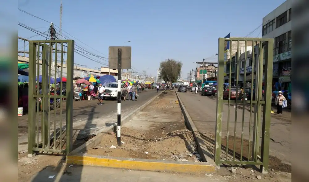La comuna de Trujillo inició la colocación de rejas frente a mercado Palermo. Foto: difusión