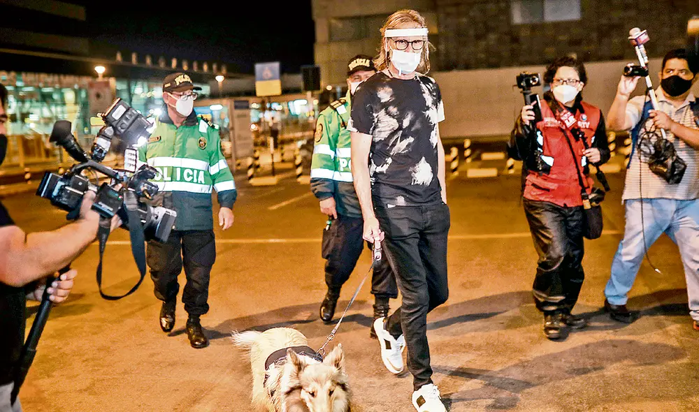 Fiel compañera. El ‘Tigre’ arribó a Lima junto a su perrita Almendra, a quien adoptó desde el inicio de la cuarentena. Foto: Aldair Mejía / La República