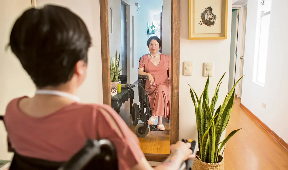 Reflejo. Cada día es un desafío nuevo que Ana debe enfrentar y vencer. No está sola, miles de personas le expresan su apoyo en las redes y eso le da fuerzas para seguir luchando. Siente que está cerca de hacer historia. Foto: Antonio Melgarejo / La República
