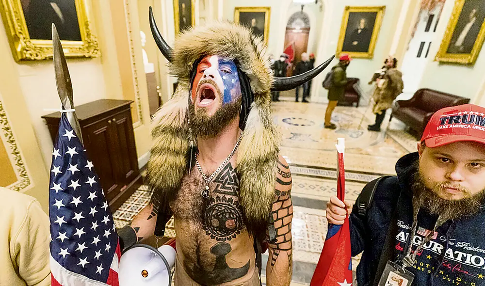 La toma. Yellowstone Wolf, miembro de la secta QAnon, de la ultraderecha de Estados Unidos, cuando ingresó con sus partidarios al Capitolio. Foto: AFP