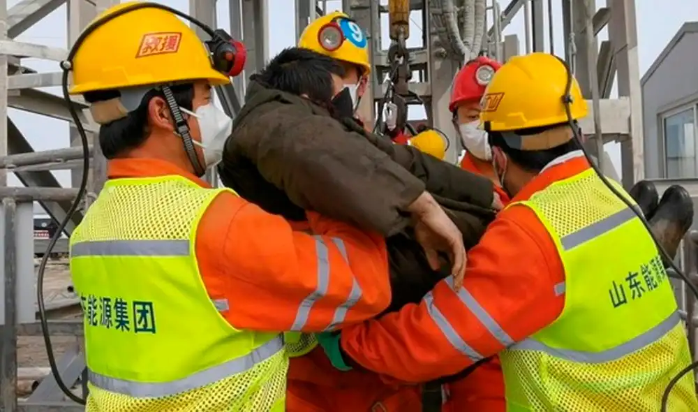 Los servicios de rescate sacan a uno de los mineros atrapados en Shandong. Foto: EFE