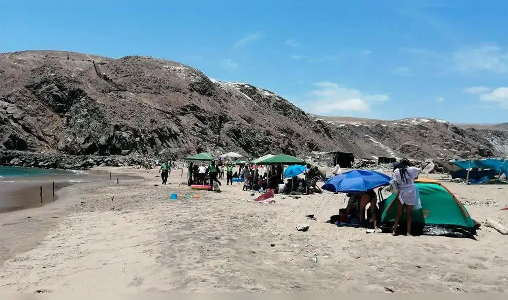 Familias acudieron a la caleta sin tener en cuenta las medidas del Gobierno. Foto: PNP