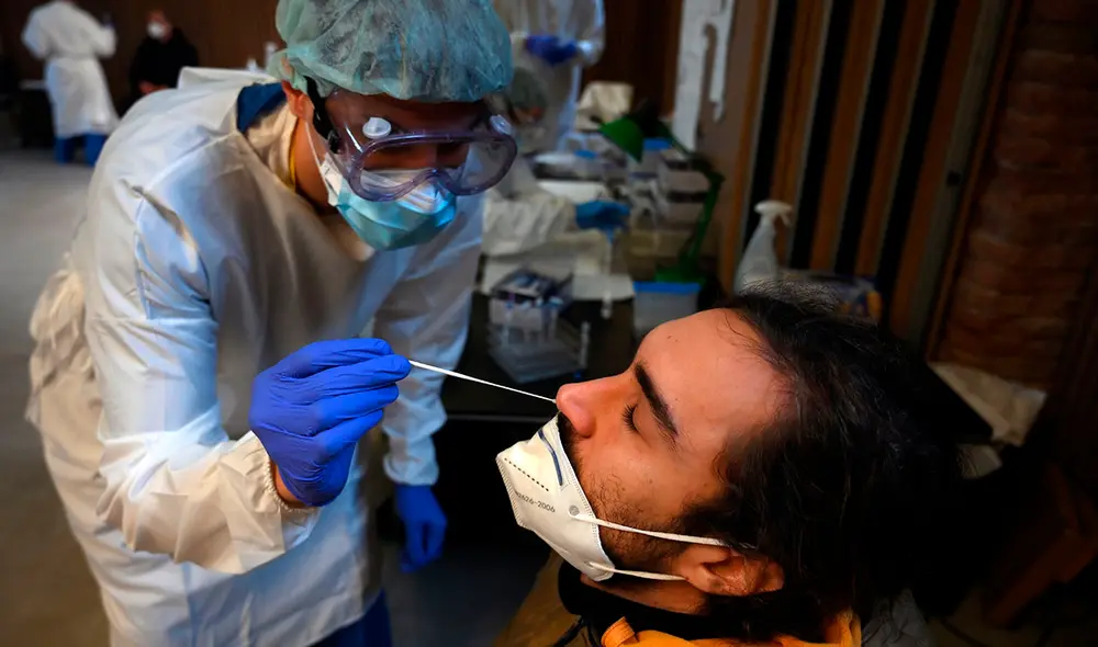 La incidencia acumulada de la COVID-19 se sitúa por encima de los 800 casos por cada 100.000 habitantes en España, según estimaciones oficiales. Foto: AFP