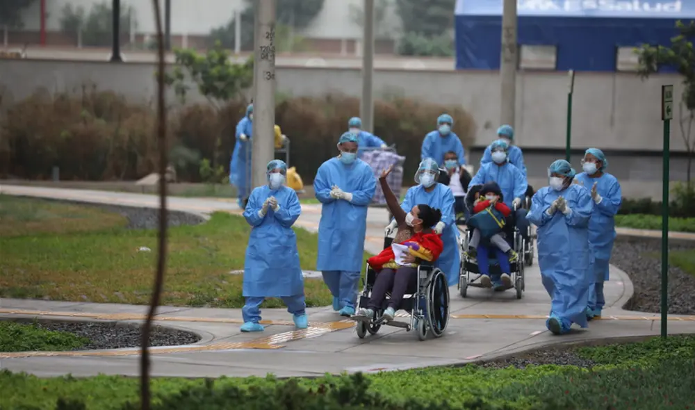 Una familia que cumplió aislamiento en la Villa Panamericana retorna a su vivienda tras recibir el alta médica. Foto: EsSalud Una familia que cumplió aislamiento en la Villa Panamericana retorna a su vivienda tras recibir el alta médica. Foto: EsSalud