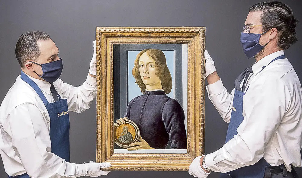 Pintura. Personal de la casa de Sotheby’s de Nueva York sostiene ‘Hombre joven sujetando un medallón’, de Botticelli. Foto: difusión Pintura. Personal de la casa de Sotheby’s de Nueva York sostiene ‘Hombre joven sujetando un medallón’, de Botticelli. Foto: difusión
