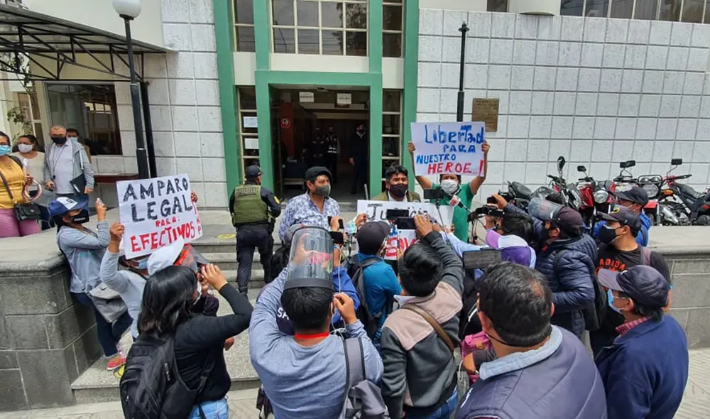 Desde muy temprano, familiares del militar protestaron fuera del local de la Divincri, exigiendo su liberación. Foto: La República. Desde muy temprano, familiares del militar protestaron fuera del local de la Divincri, exigiendo su liberación. Foto: La República.