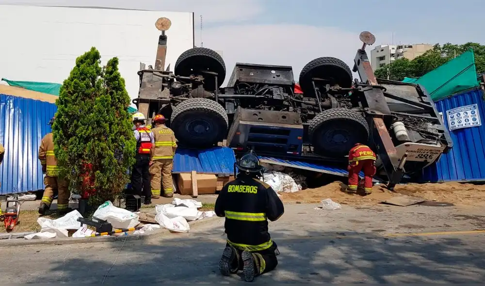Bomberos continúan trabajando para rescatar a los obreros atrapados. Foto: Joel Robles / URPI - GLR Bomberos continúan trabajando para rescatar a los obreros atrapados. Foto: Joel Robles / URPI - GLR