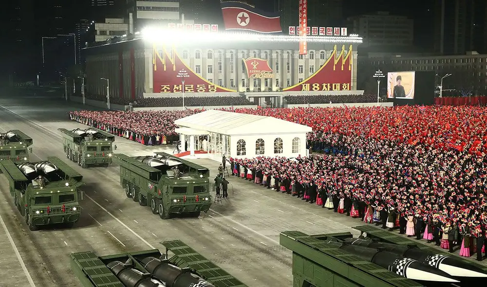 Corea del Norte realizó un desfile militar por el congreso del Partido de los Trabajadores (en el poder). Foto: AFP