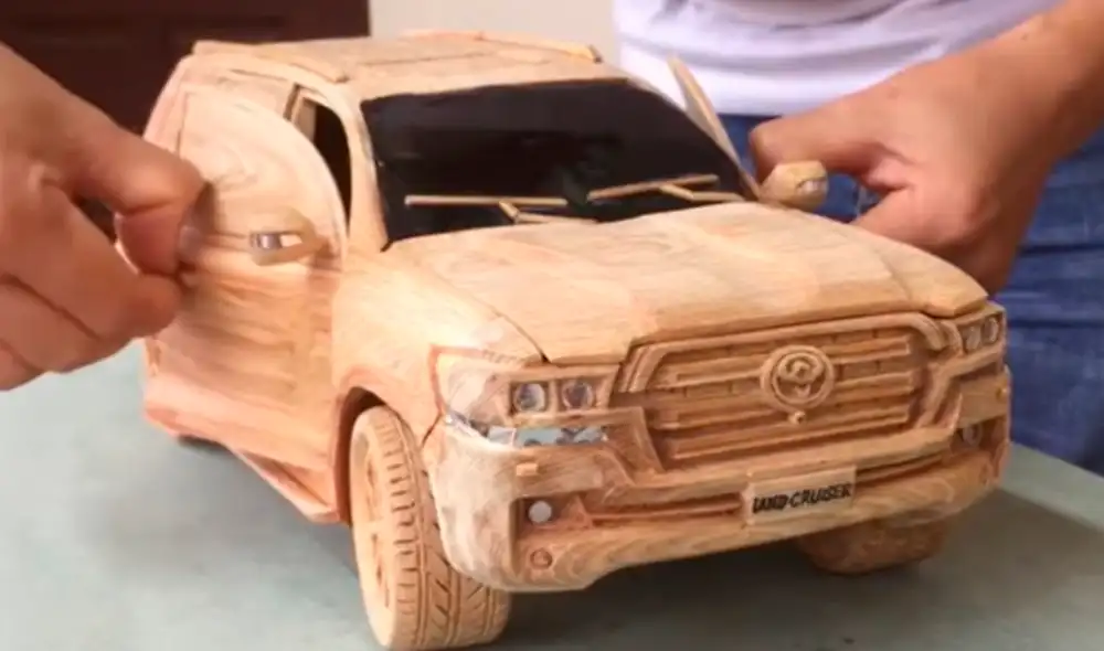 El carpintero realiza un proceso minucioso para darle un toque realista a su obra. Foto: captura de TikTok