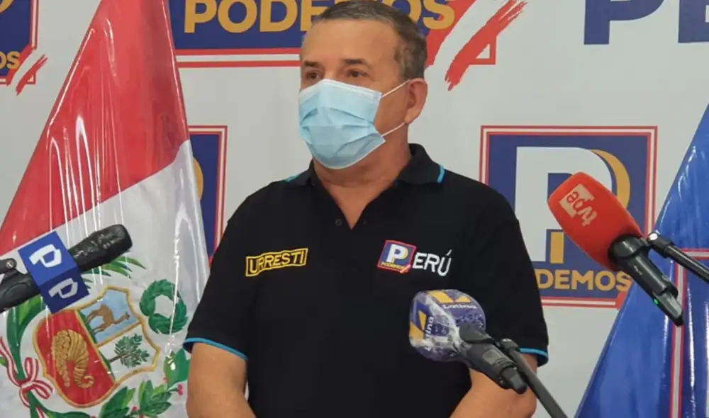 Urresti, candidato a la presidencia por Podemos Perú, fue el primero en firmar. Foto: URPI - GLR Urresti, candidato a la presidencia por Podemos Perú, fue el primero en firmar. Foto: URPI - GLR