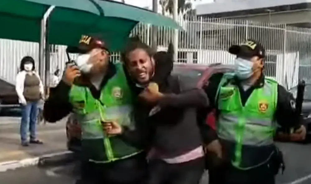 Uno de los sujetos habría tomado una piedra durante la intervención. Foto: captura de TV Perú Uno de los sujetos habría tomado una piedra durante la intervención. Foto: captura de TV Perú