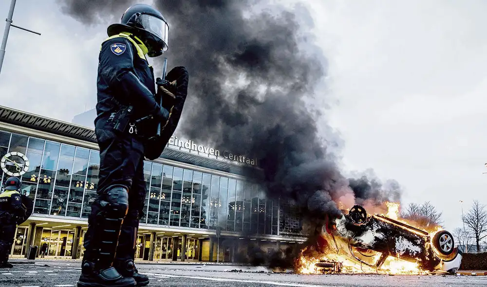 Impacto. Manifestantes quemaron un vehículo frente a la estación del tren en la localidad holandesa de Eindhoven. Foto: AFP