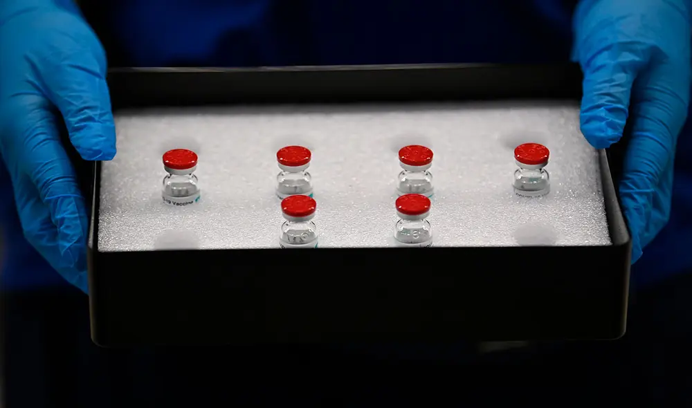 La vacuna de AstraZeneca, desarrollada junto a la Universidad de Oxford, es una de las pocas aprobadas contra el coronavirus SARS-CoV-2. Foto: AFP