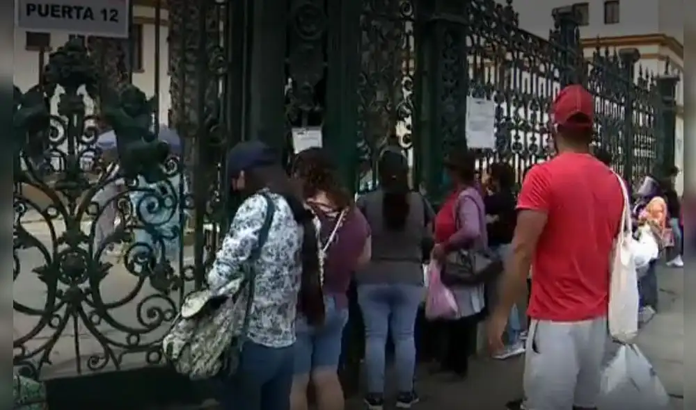 También hay personas que esperan información de sus familiares internados. Foto: captura de Canal N