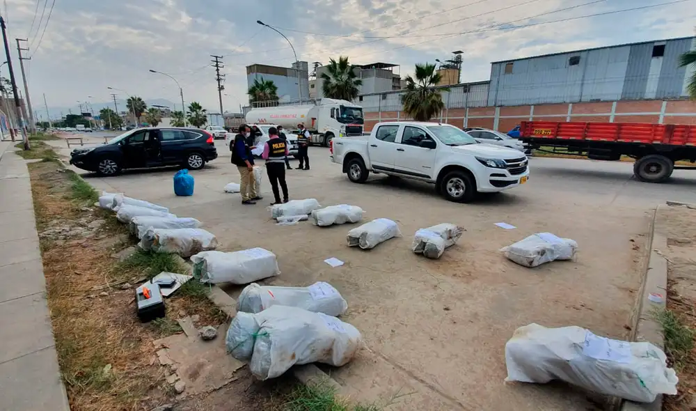 Debido a la cantidad de paquetes, tuvieron que colocarse en la vía pública para realizar las diligencias. Foto: Jessica Merino / URPI-GLR Debido a la cantidad de paquetes, tuvieron que colocarse en la vía pública para realizar las diligencias. Foto: Jessica Merino / URPI-GLR