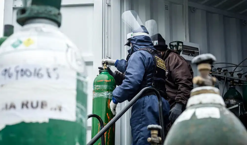 Ellos bastecen los tanques durante dos turnos. Foto: John Reyes / La República. Ellos bastecen los tanques durante dos turnos. Foto: John Reyes / La República.